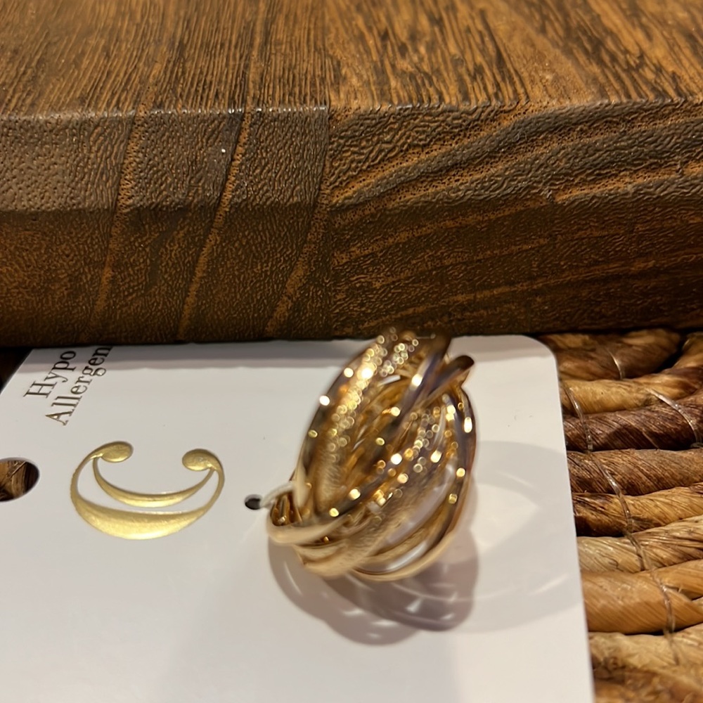 3/$15 Charming Charlie Gold Ring Size 6 - New - Lot 367 - Picture 3 of 4